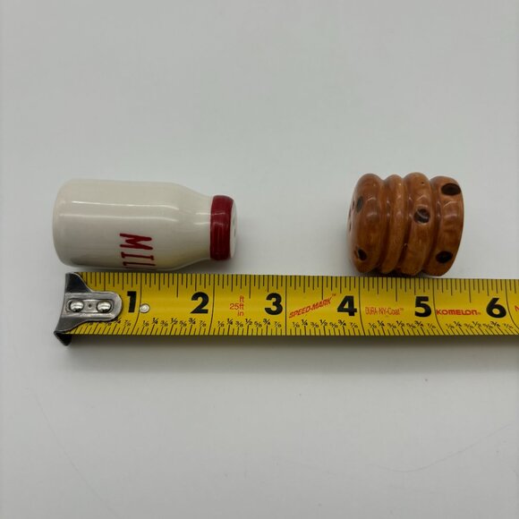 Cracker Barrel Salt Pepper Shakers Bottle Milk & Cookies UNUSED Home Decor - Picture 6 of 6